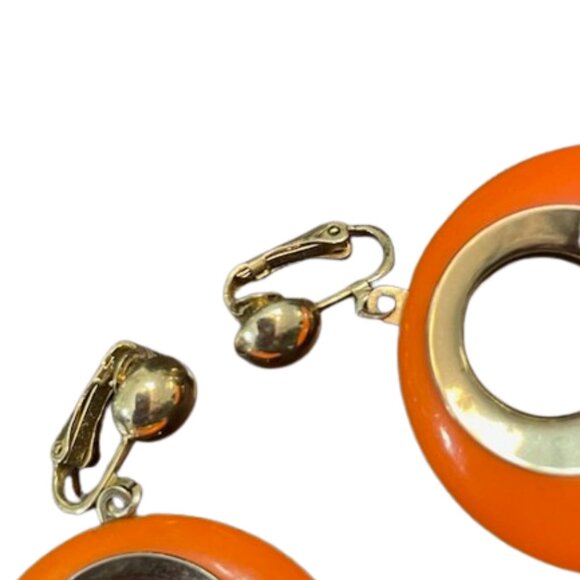 Sarah Coventry Bold Gypsy Mod Orange 60's Lucite Hoop Clip On Earrings - Picture 3 of 5